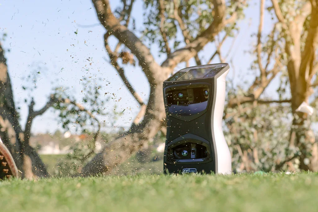 Et kamerabasert Foresight-launch-monitor fotografert utendørs under en testøkt, ikke inne på Asker Golf Lounge