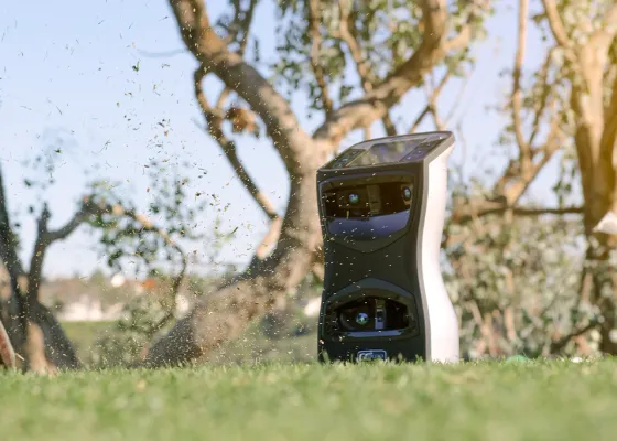 Et kamerabasert Foresight-launch-monitor fotografert utendørs under en testøkt, ikke inne på Asker Golf Lounge
