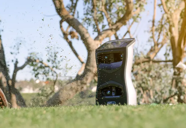Et kamerabasert Foresight-launch-monitor fotografert utendørs under en testøkt, ikke inne på Asker Golf Lounge