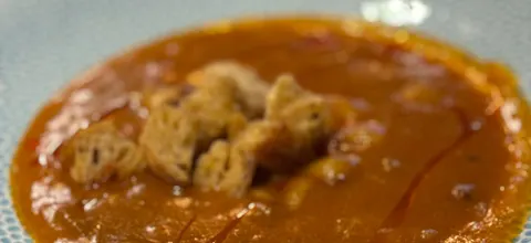 Nærbilde av gulasjsuppe på tallerken hos Bakkal Heggedal