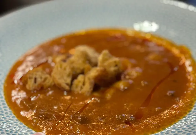 Nærbilde av gulasjsuppe på tallerken hos Bakkal Heggedal