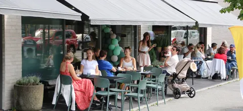Gjester på uteserveringen til Marta’s Café i Heggedal sentrum