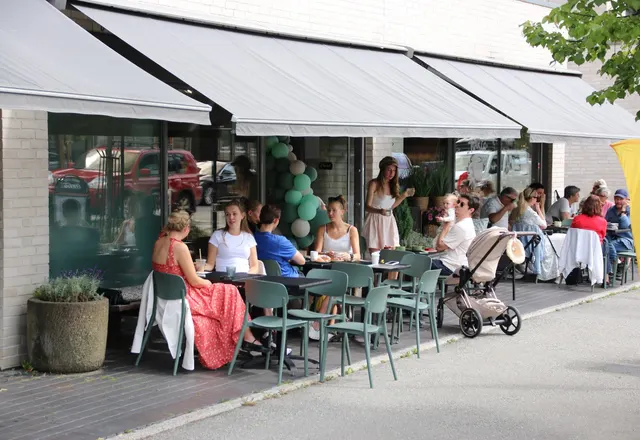 Gjester på uteserveringen til Marta’s Café i Heggedal sentrum