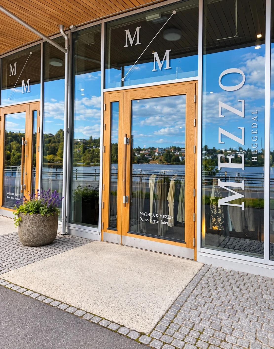 Inngangen til Mathea & Mezzo på Heggedal Torg, med utsikt over vannet