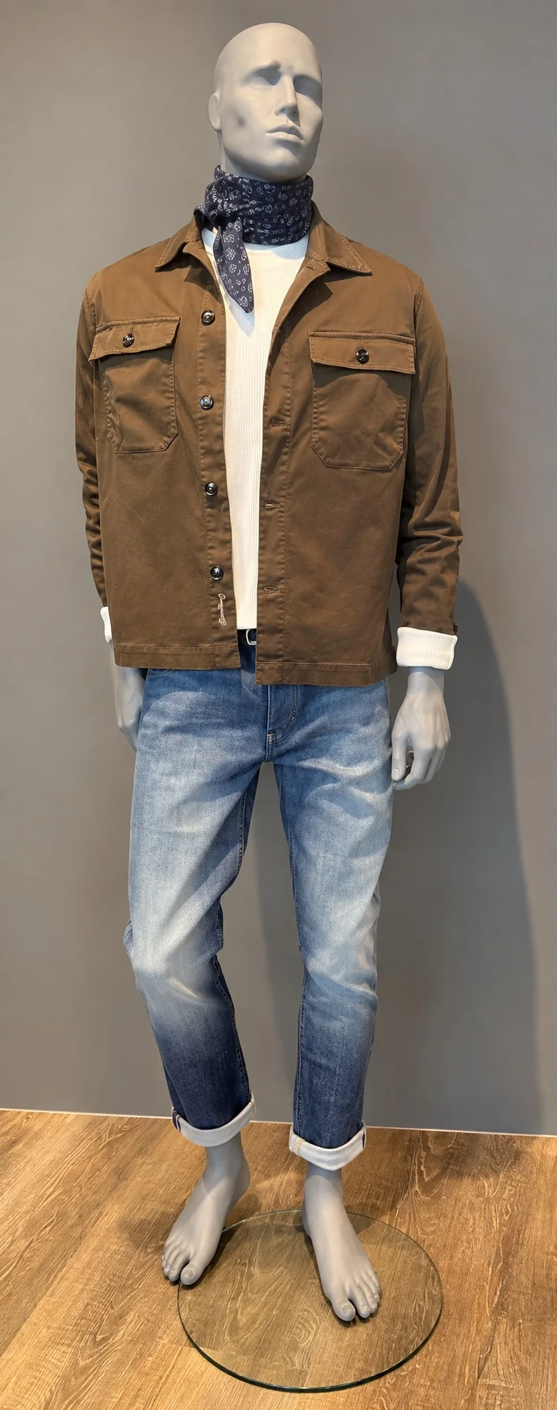 Mannekeng i beige skjortejakke med bandana rundt halsen, hos Mathea & Mezzo
