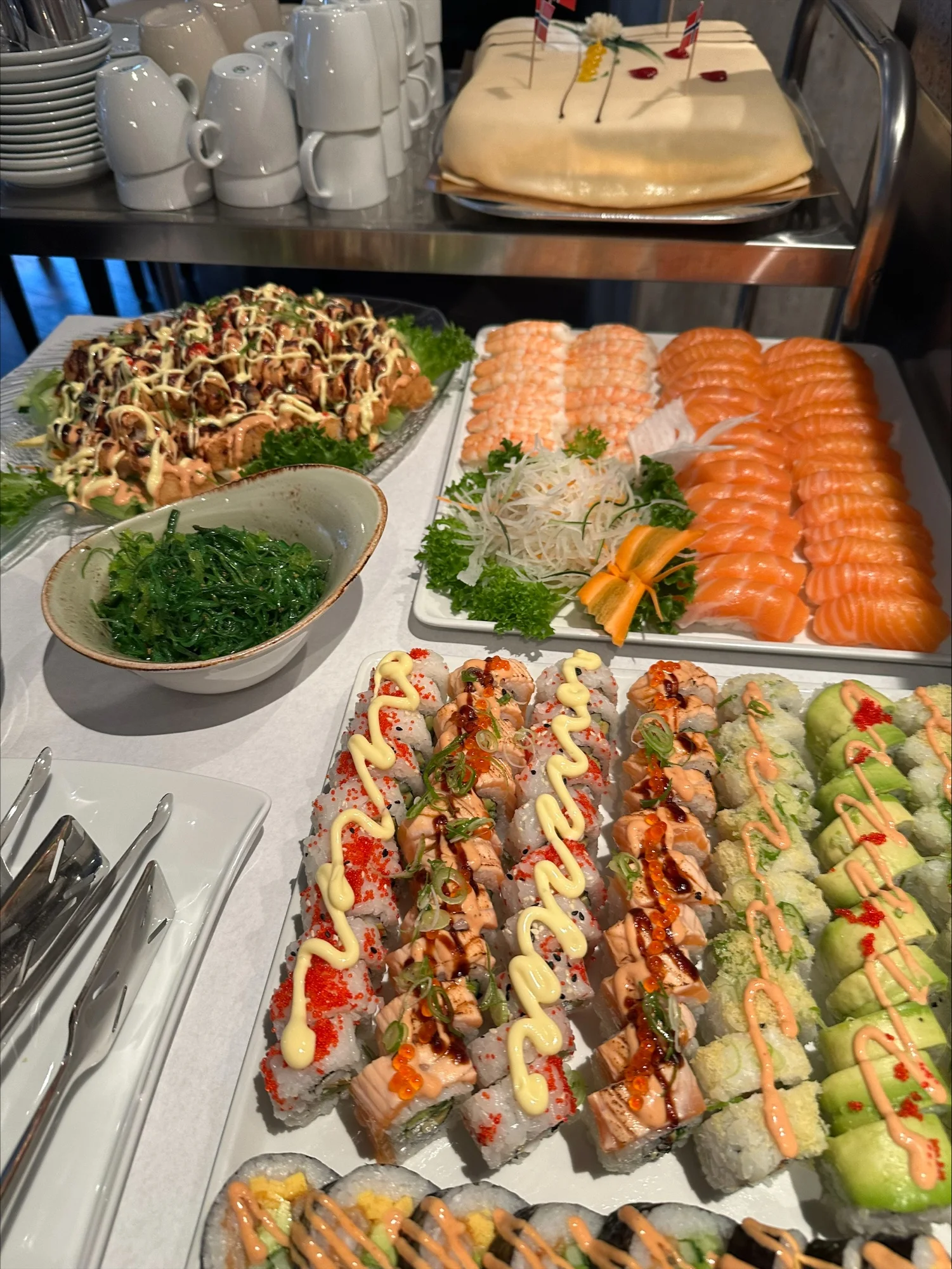 Sushiplatter og en jubileumskake med norske flagg på buffeten hos Siam Sushi