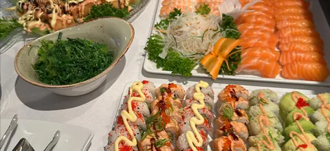Sushiplatter og en jubileumskake med norske flagg på buffeten hos Siam Sushi