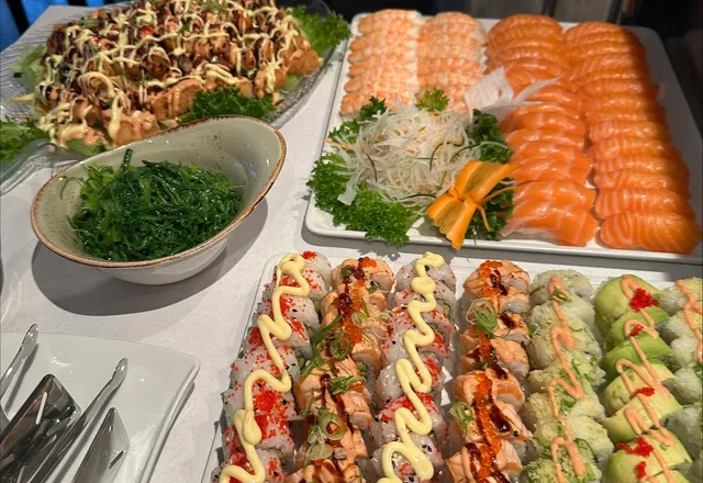 Sushiplatter og en jubileumskake med norske flagg på buffeten hos Siam Sushi