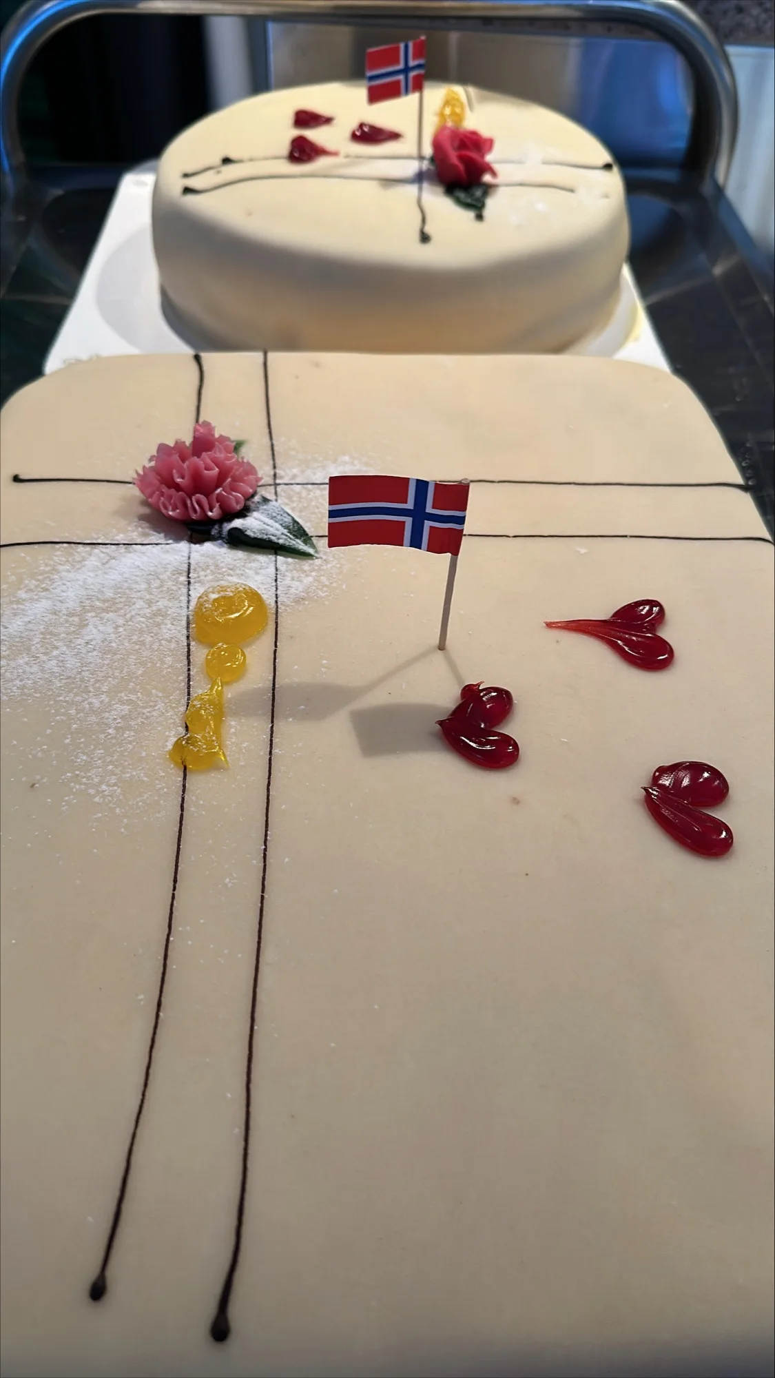 Marsipankake pyntet med norske flagg, til Siam Sushi sitt 12-årsjubileum