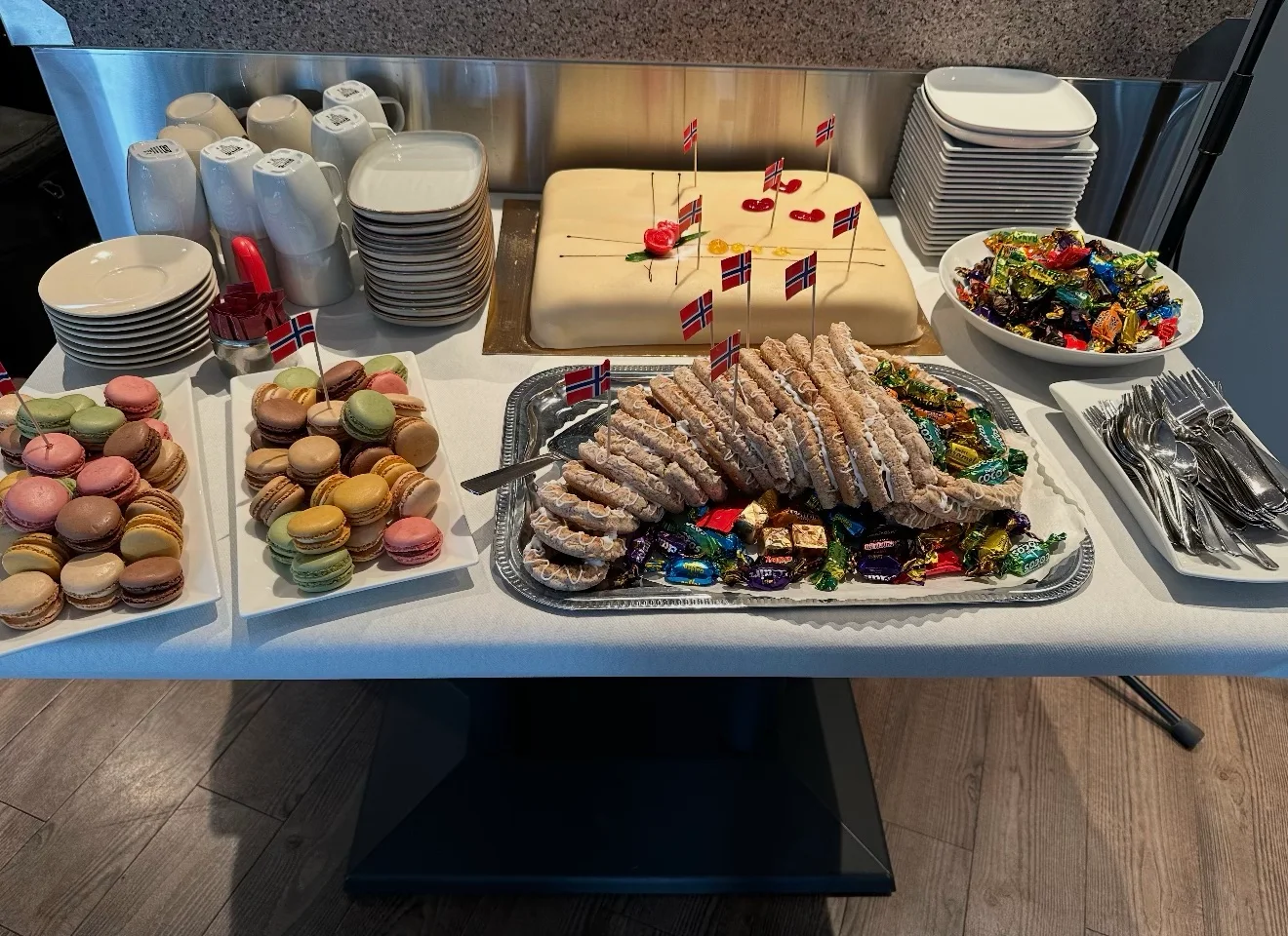 Dessertbord med kransekake, macarons og sjokolade pyntet med norske flagg, til Siam Sushi sitt 12-årsjubileum