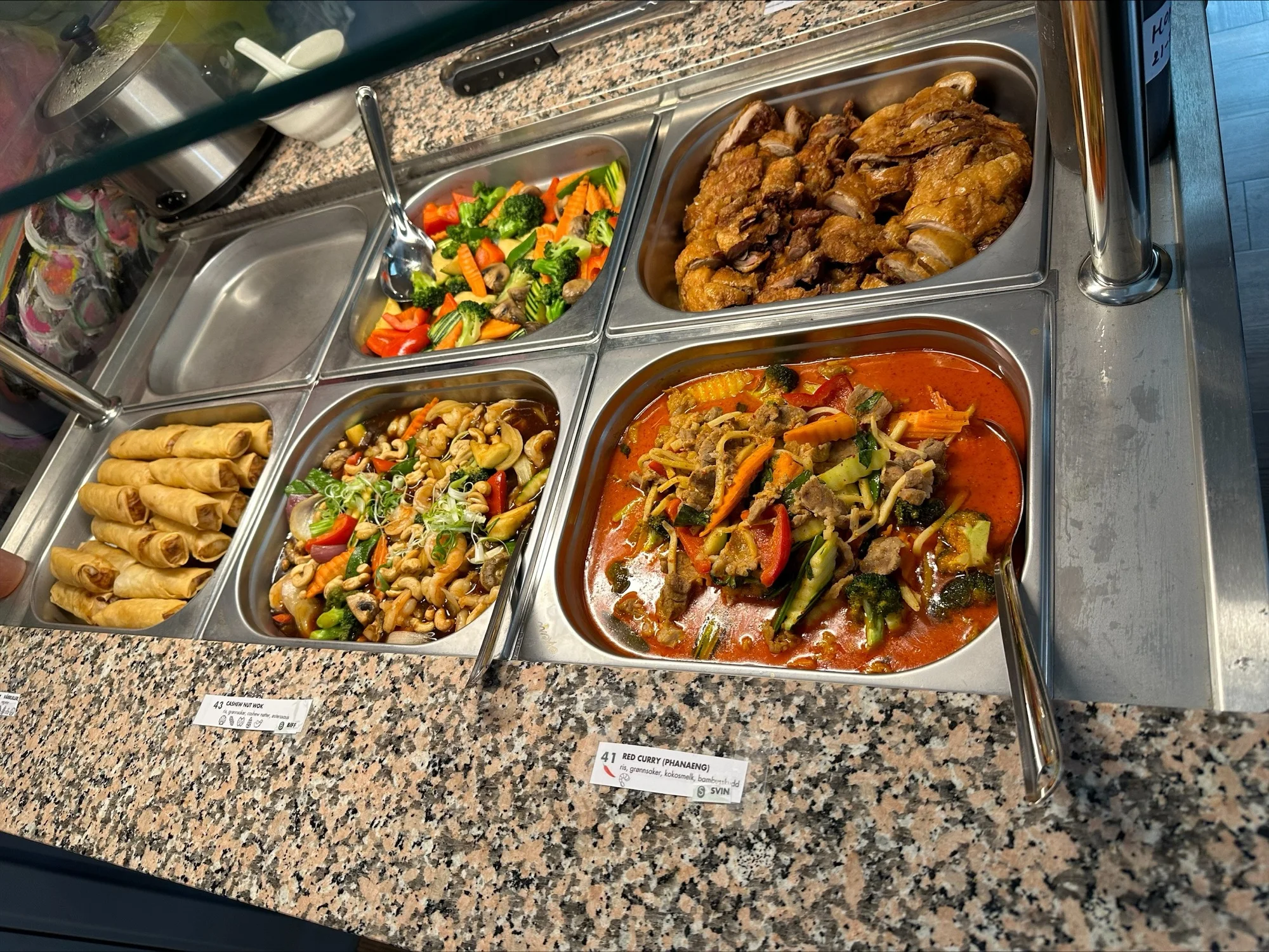Varme thairetter på buffeten hos Siam Sushi: rød karri, cashewnøttwok, vårruller og kylling