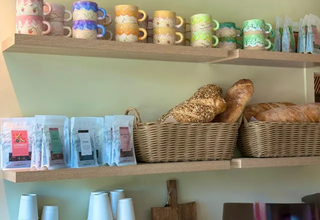 Håndmalte kopper, te og nybakt brød på hyllene hos Marta’s Café