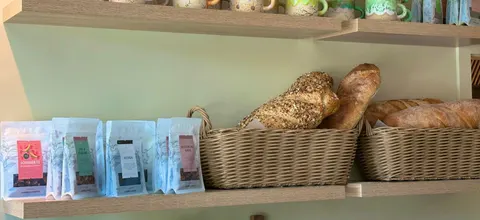 Håndmalte kopper, te og nybakt brød på hyllene hos Marta’s Café