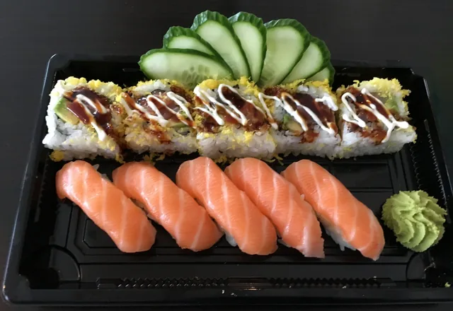 Sushifat med laksenigiri og rull fra Siam Sushi
